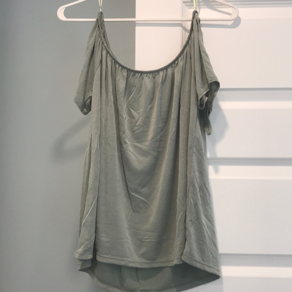 3/$10- 🌸 Off the shoulder blouse